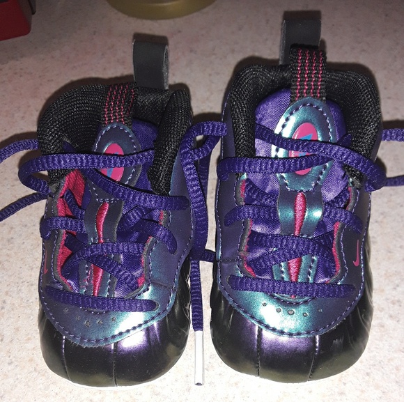 My sons 2c nikes - Picture 3 of 4